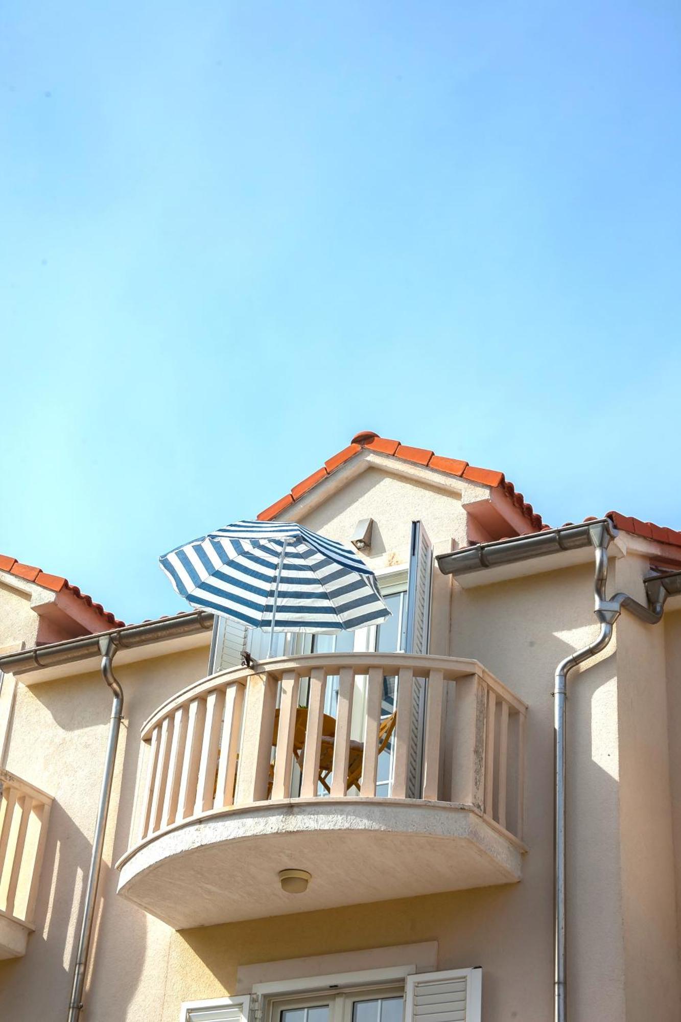Helvetia Sunny Apartments Bol Exterior photo