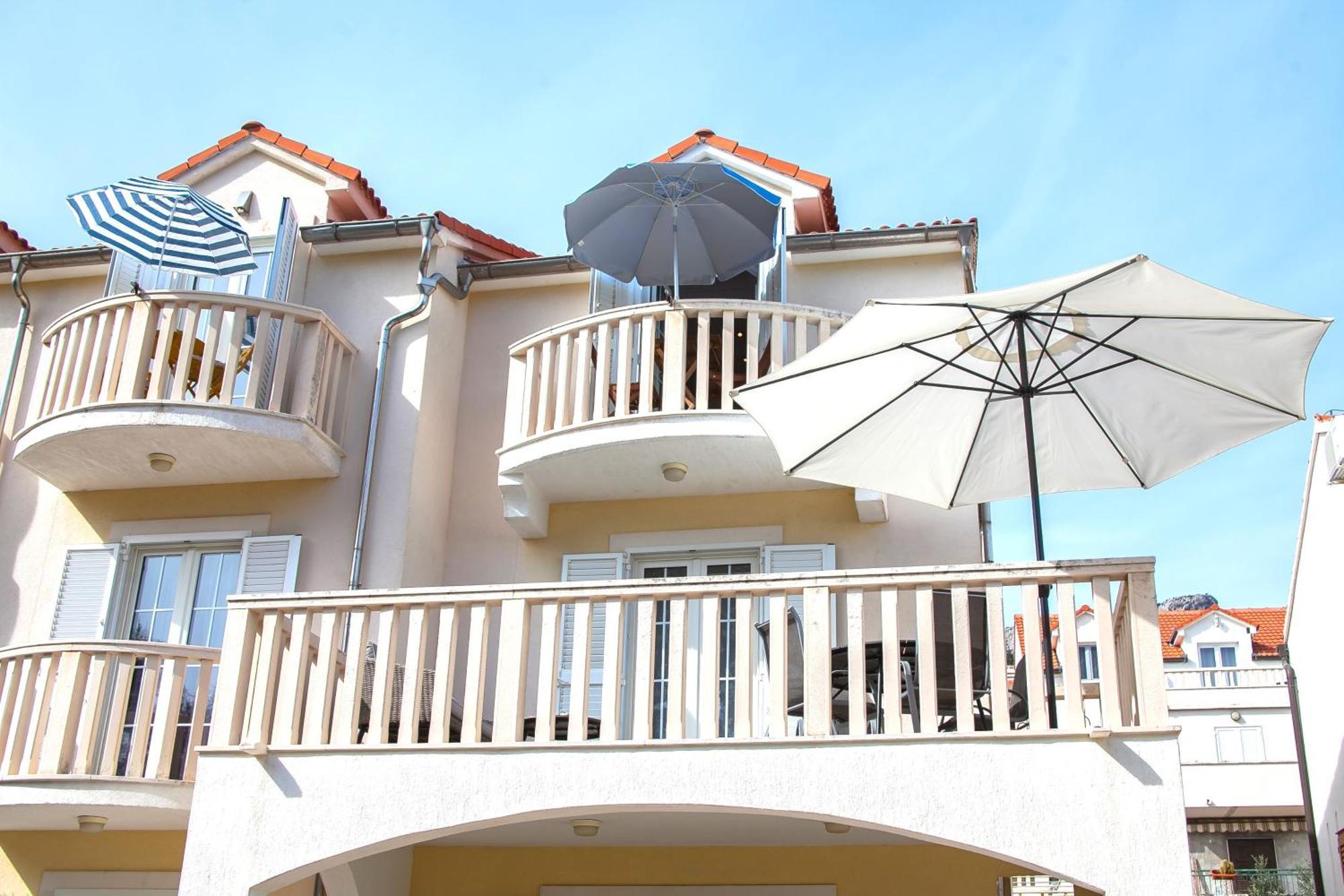 Helvetia Sunny Apartments Bol Exterior photo