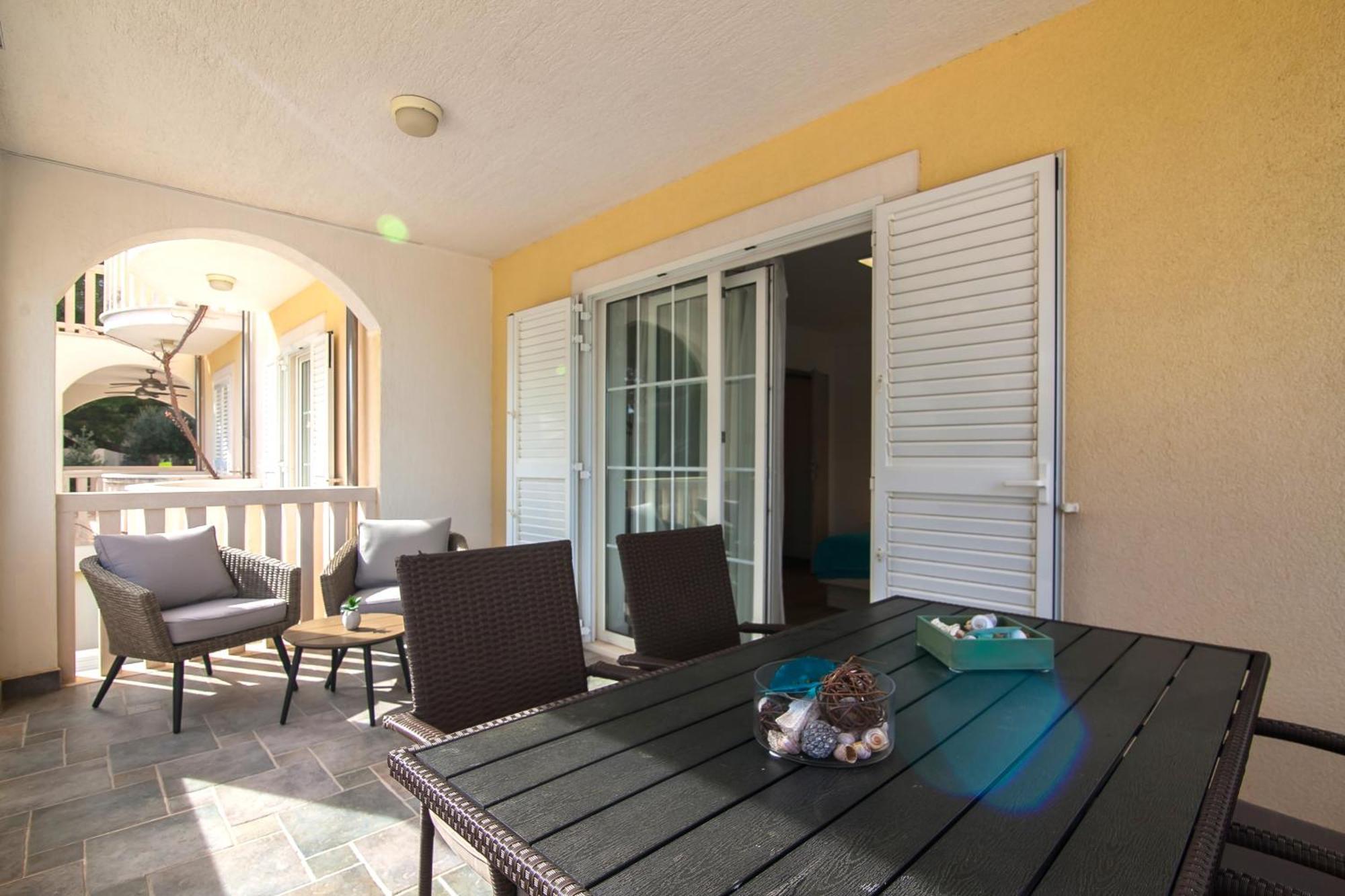 Helvetia Sunny Apartments Bol Exterior photo