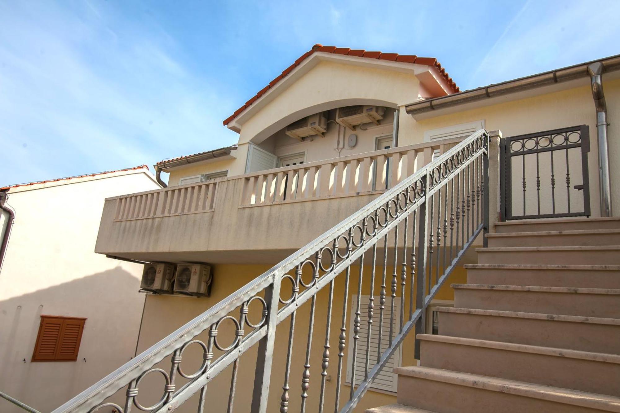 Helvetia Sunny Apartments Bol Exterior photo