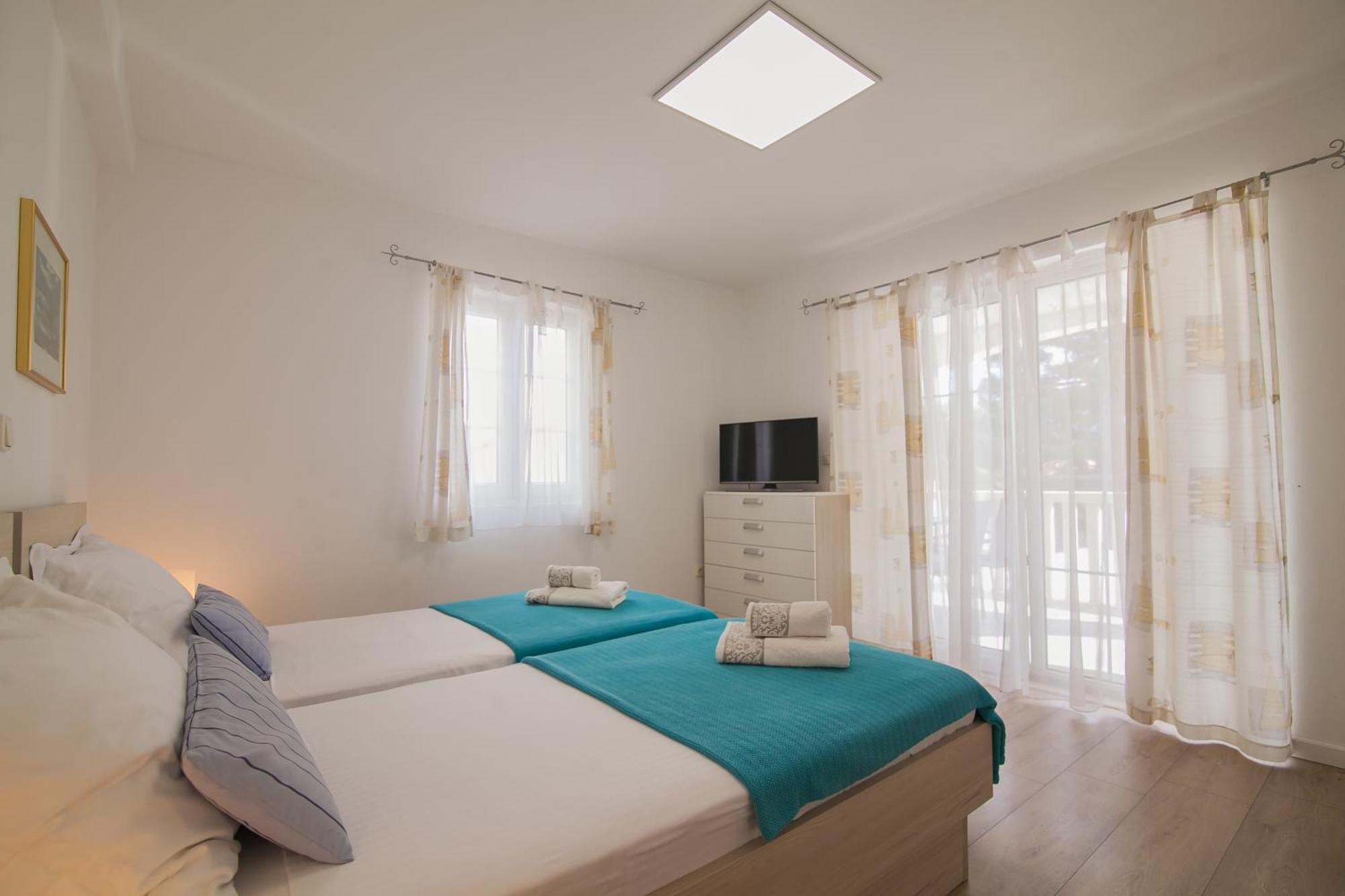 Helvetia Sunny Apartments Bol Exterior photo